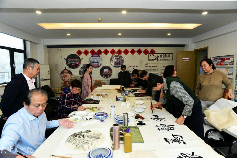 同舟共济帮扶中心书画家走进天津市社会组织党群活动服务中心开展文化交流