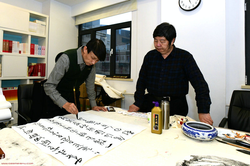王惠民、彭英科在活动现场创作