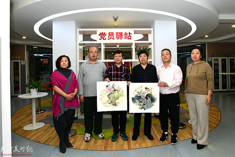 左起：郑宏伟、刘刚、李根友、王惠民、刘合营、贺菊花在活动现场创作