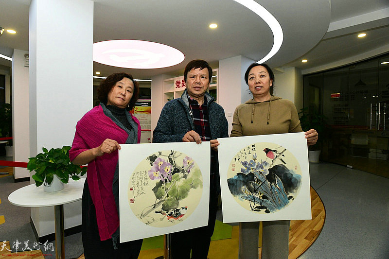 左起：郑宏伟、李根友、贺菊花在活动现场