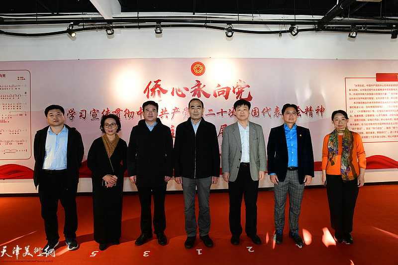 左起：王术力、崔燕萍、杨来增、杨晖、张海生、高光、庄雪阳在画展现场