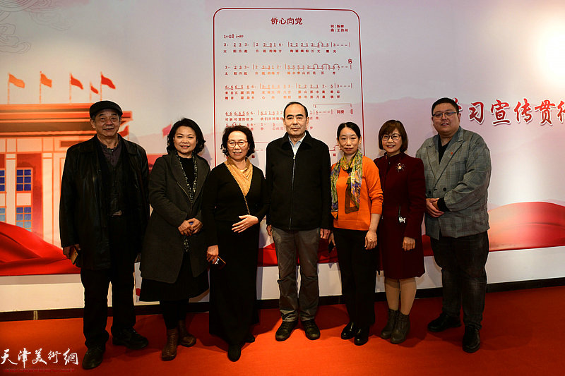 左起：韩继泉、宋东、崔燕萍、杨晖、庄雪阳、韩立梅 苏晓桐在画展现场