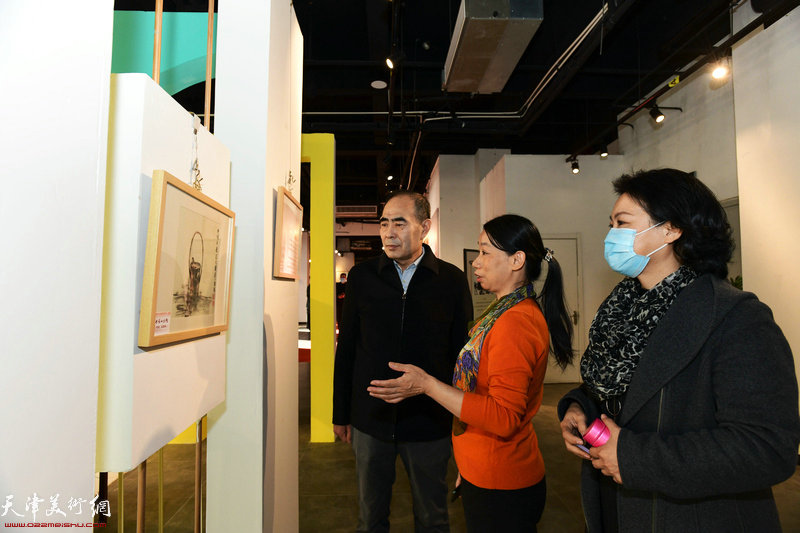 庄雪阳向杨晖、宋东介绍展出的井冈山精神题材作品