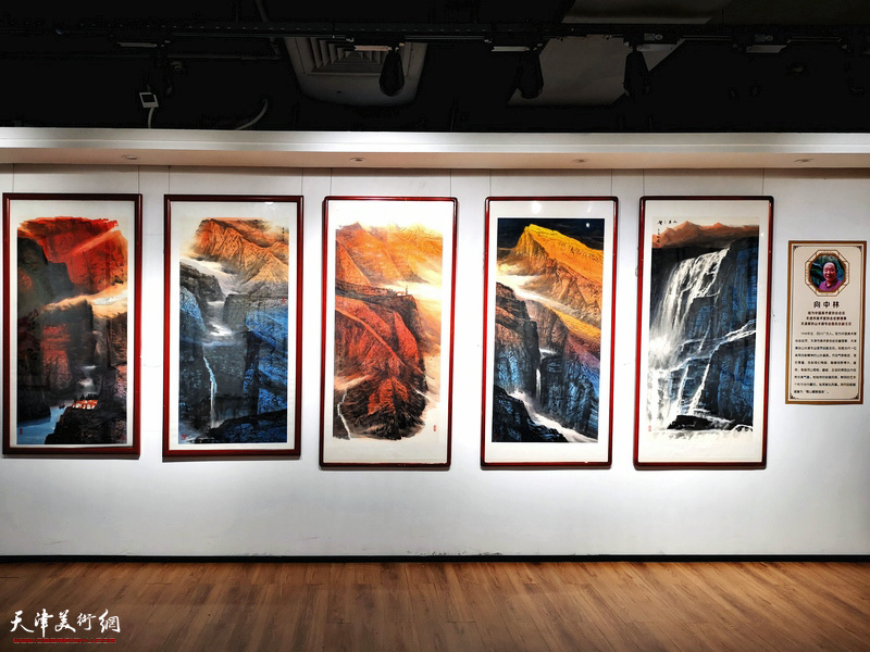 图为画展现场展出的来自天津的向中林老师作品。