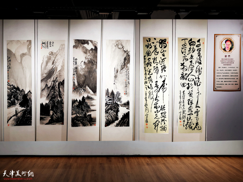 图为画展现场展出的来自天津的霍然老师作品。