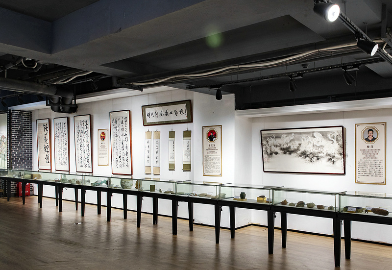 三亚举办的中国名家书画精品邀请展现场。