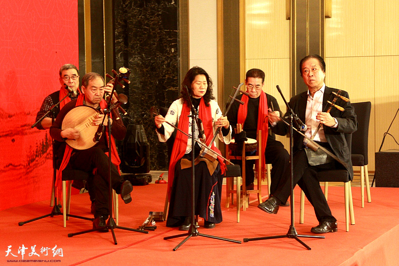著名京胡表演艺术家汤振刚、著名女琴师马英等为演出伴奏