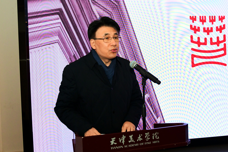 天津美术学院副院长郭振山教授主持双年展开幕仪式