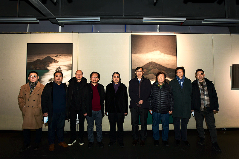左起：孙飞、陈治、马驰、杨惠东、贾广健、路洪明、姜中立、李旭飞、高山在展览现场