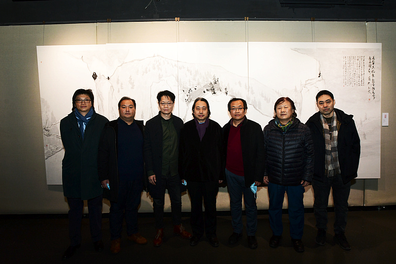 左起：李旭飞、陈治、方勇、贾广健、杨惠东、姜中立、高山在展览现场