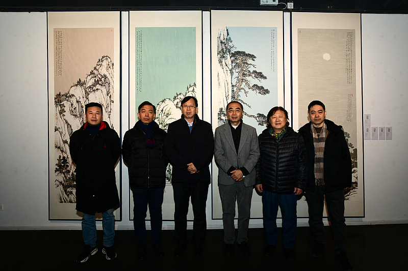 左起：李江涛、赵栗晖、路洪明、喻建十、姜中立、高山在展览现场