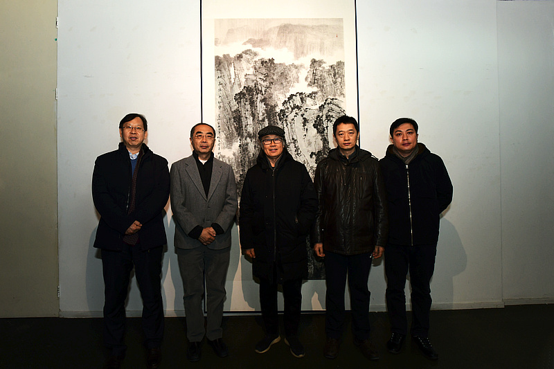 左起：路洪明、喻建十、陈福春、周午生、吕铁元在展览现场