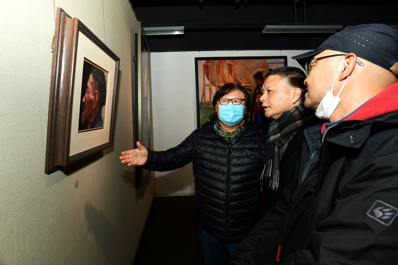 姜中立、袁文彬、于小冬观赏展出的作品