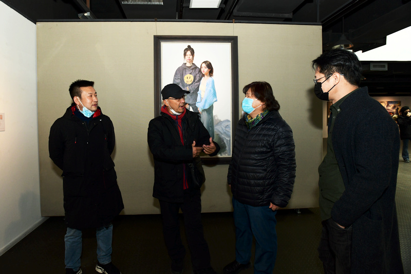 姜中立、于小冬、方勇、李江涛在展览现场交流