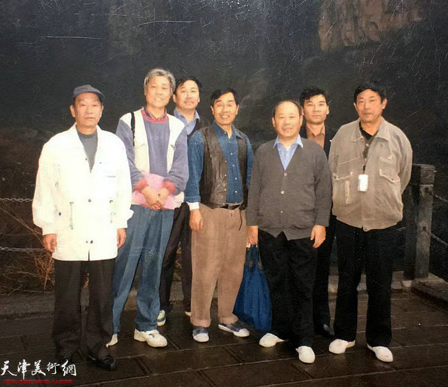 2003年10月，屈鸿林先生（右二）与南开画院部分画家在太行山写生