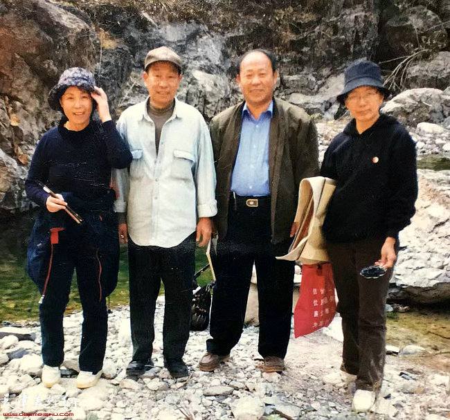 1999年10月在河北兴隆石庙子写生 屈鸿林（右二 ）