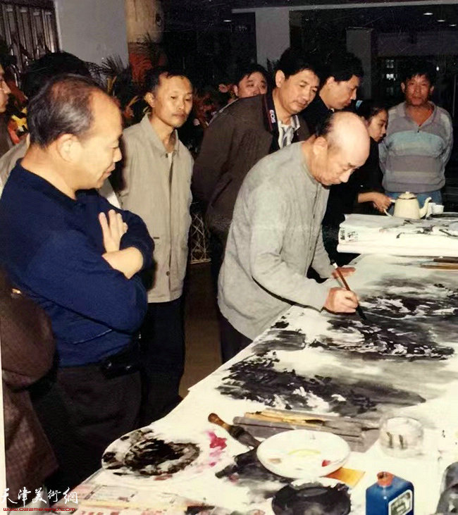 屈鸿林在南开画院笔会活动上（右一）