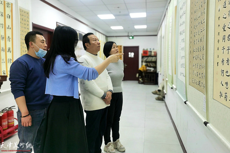 天津市南开区书法家协会主席张建华观展中