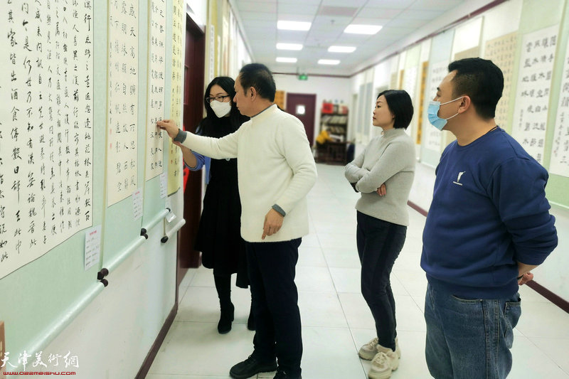 天津市南开区书法家协会主席张建华观展中