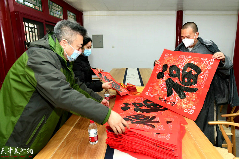 崔希鹏院长与夫人罗玉兰向大悲禅院送福字