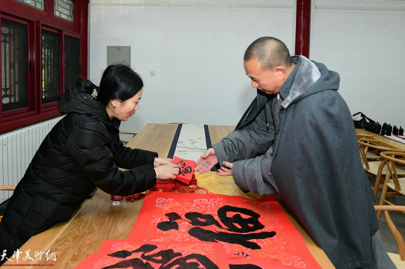 崔希鹏院长与夫人罗玉兰向大悲禅院送福字