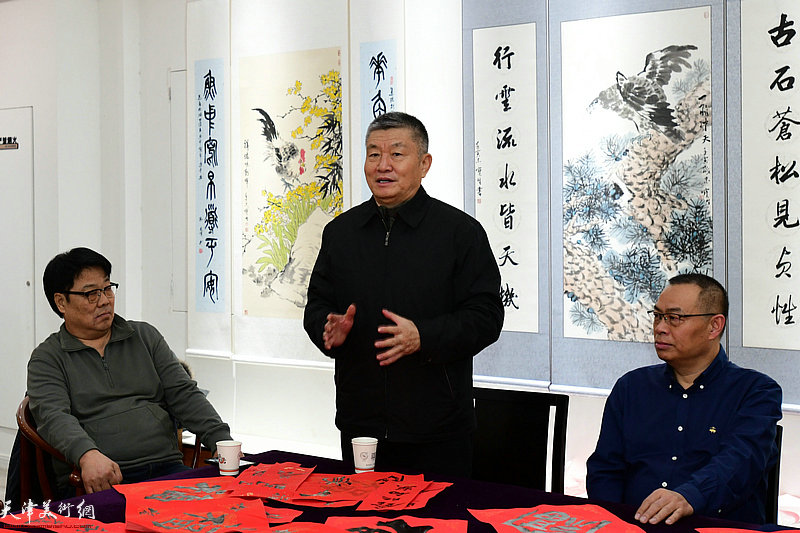 窦宝铁先生主持画展开幕仪式