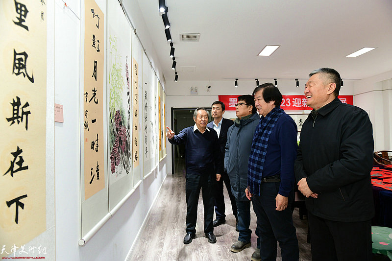 刘国胜、史振岭、窦宝铁、董士林、李延达在画展现场