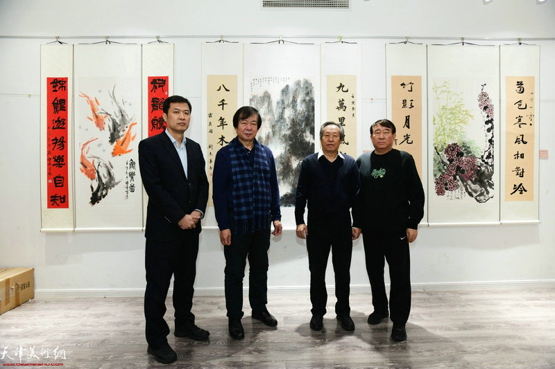 左起：李延达、史振岭、刘国胜、刘志勇在画展现场