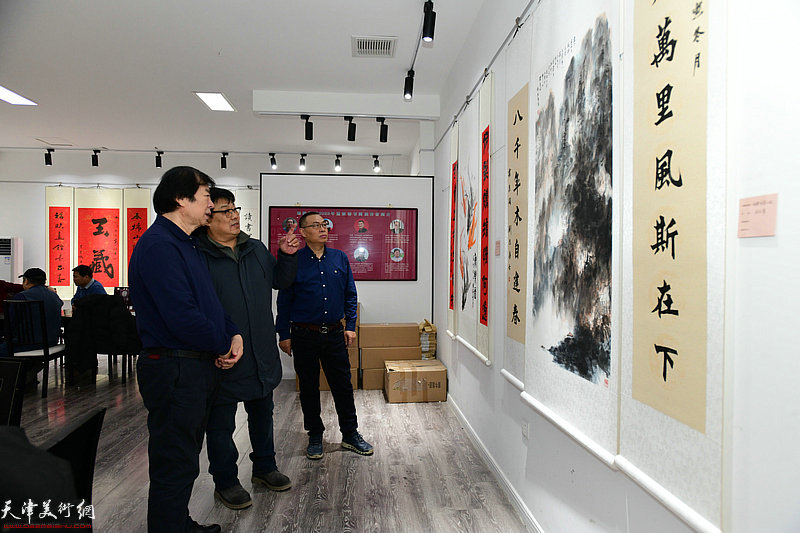 史振岭、董士林、刘铁光在画展现场