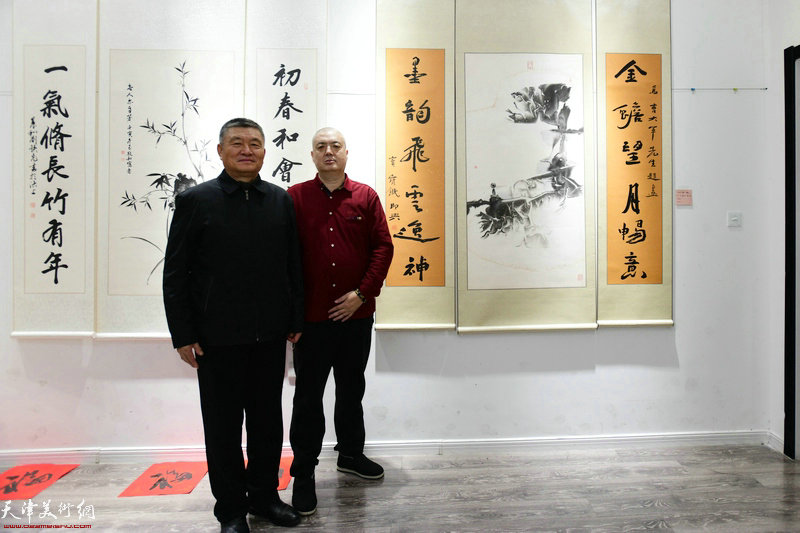 窦宝铁、曹大军在画展现场