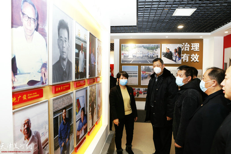 天津画院领导和画家们参观双街村展览馆