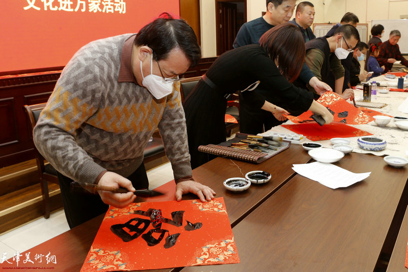 王卫平为村民书写福字