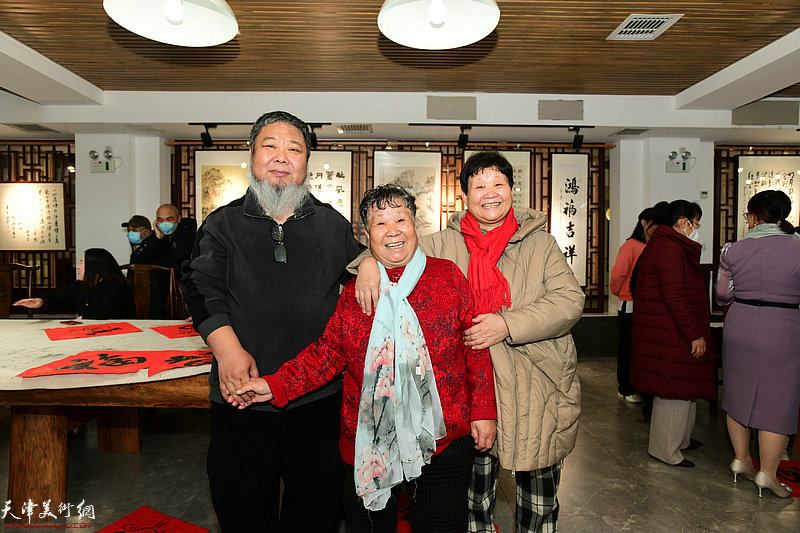张法东与老母亲在书画展现场