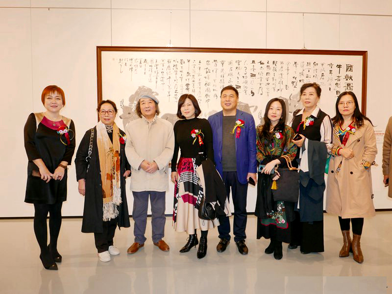 张明光先生（左三）在“百年辉煌”天津湖社美术家作品展现场