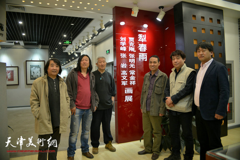 张明光先生在“一犁春雨”六人画展上