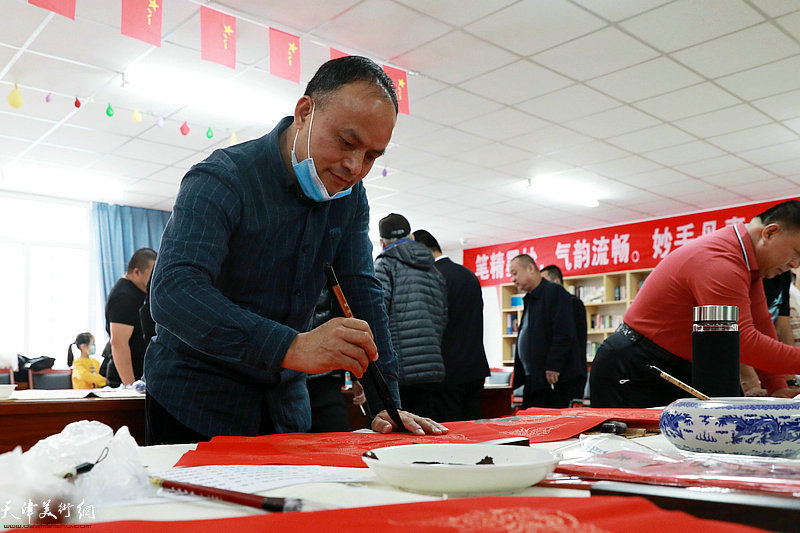 孙荣刚先生爱徒吴志华老师为村民书写春联