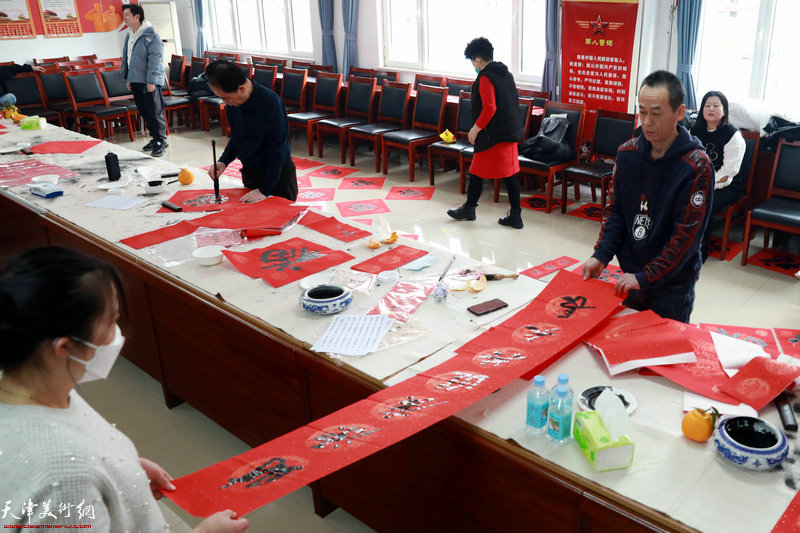 胡家园街道举办“玉兔纳福踏春来 福字楹联送祝福”活动现场