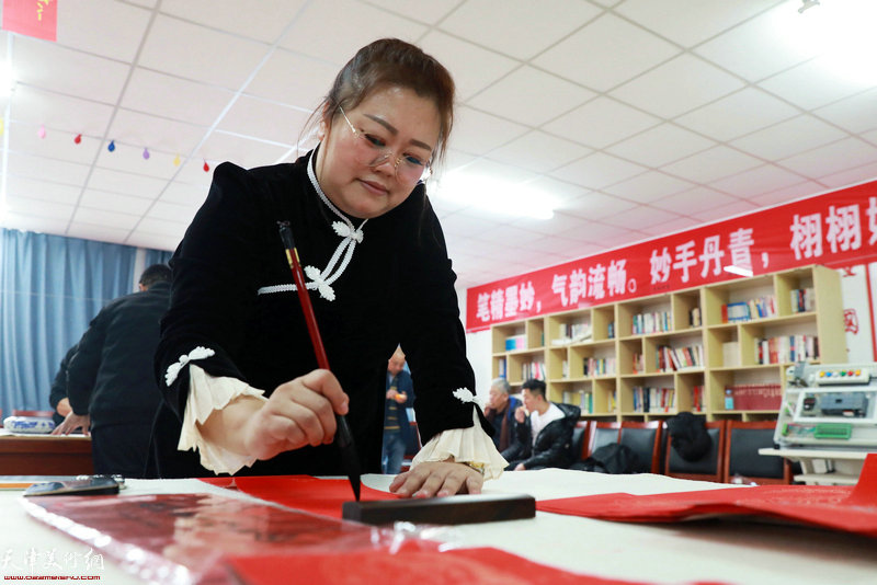 义和庄村两委赵莹现场写春联