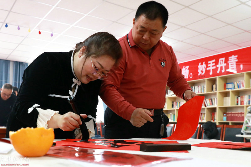 孙玉发、赵莹师徒俩在活动现场