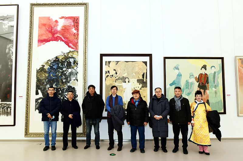 左起：姜金军、张养峰、杜晓光、路洪明、姜中立、李新禹、段为民、黄雅丽在展览现场