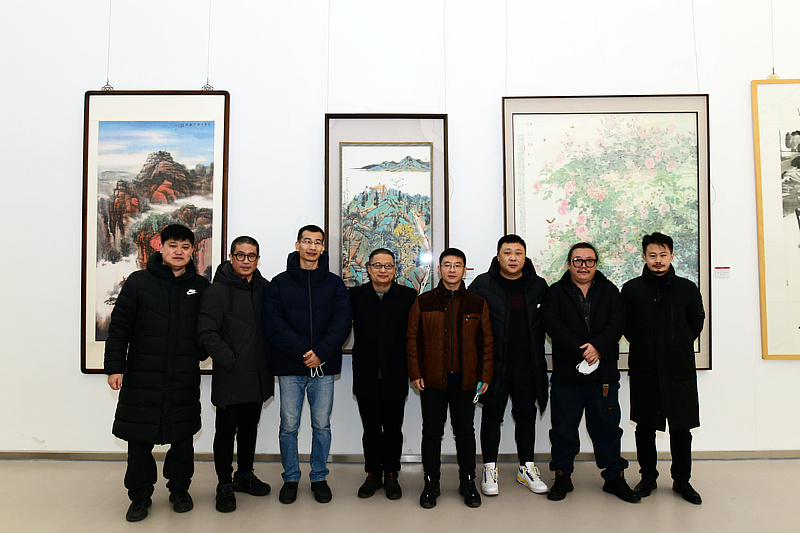左起：白光、姜立志、姜金军、闫勇、孙文龙、万栩、尹枫、张大玮在展览现场