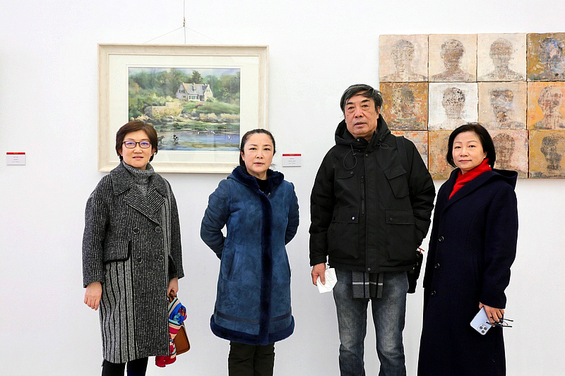 杜晓光与王霭馨、张素炎、张娟在展览现场