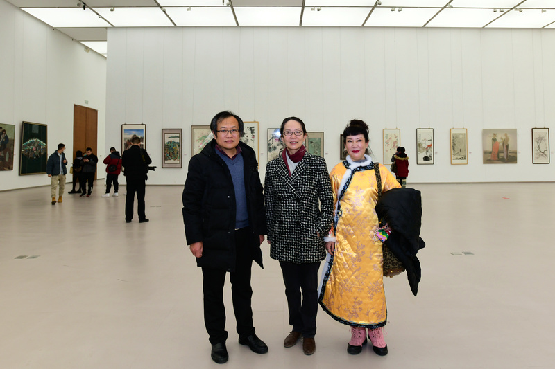 左起：杨惠东、卢永琇、黄雅丽在展览现场