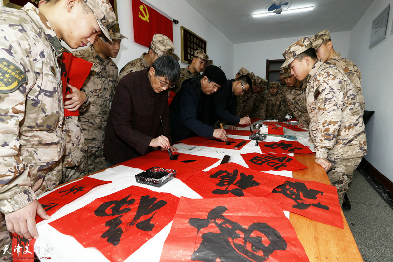 书法家张文荪、袁强民、张茂起写春联送福字为武警官兵送上新春祝福