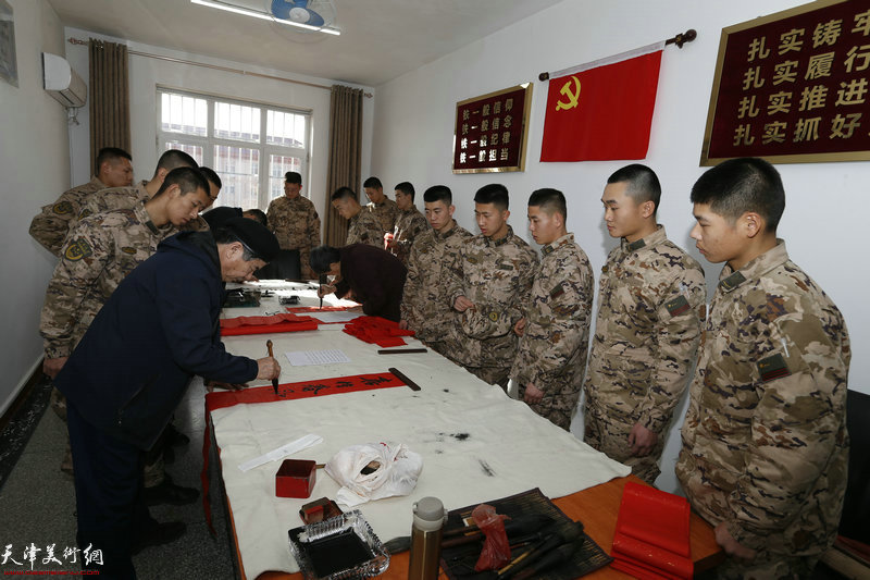 书法家张文荪为武警官兵写春联