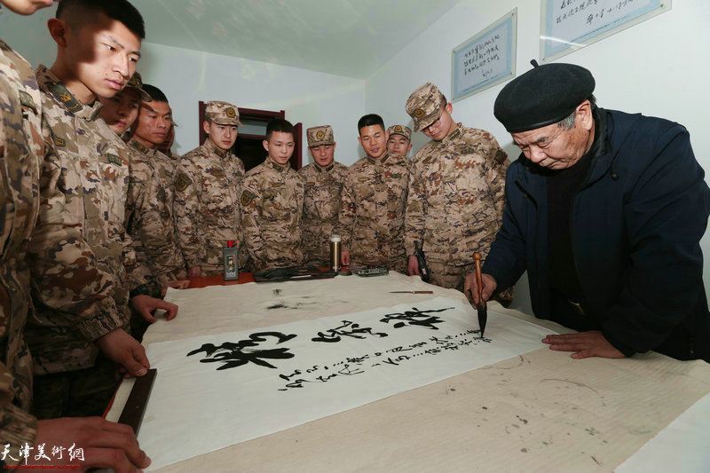 书法家张文荪为武警官兵写书法