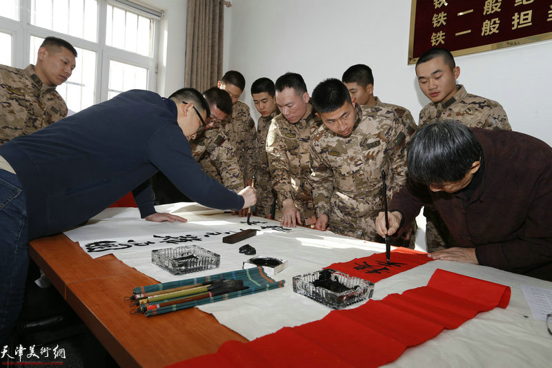 书法家袁强民、张茂起为武警官兵写春联福字