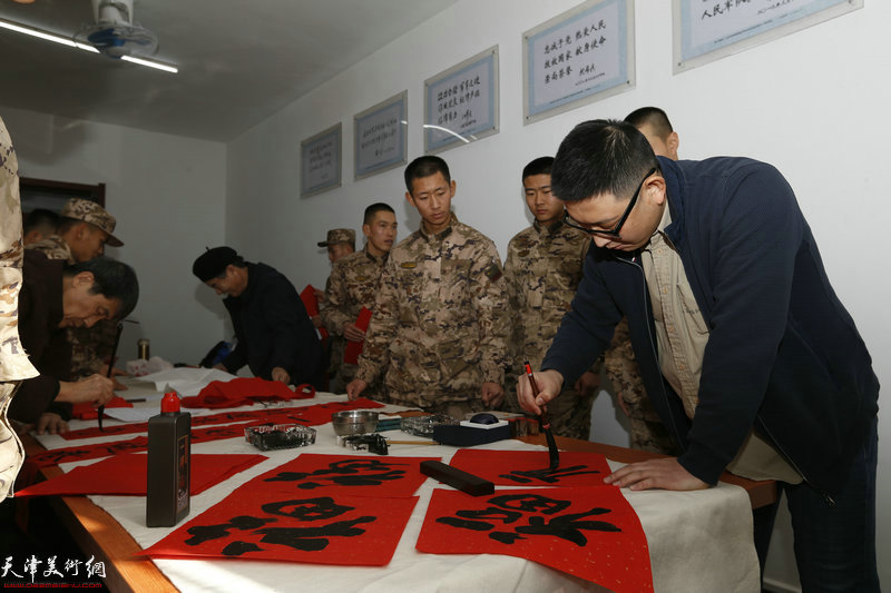 书法家张茂起为武警战士兵写福字