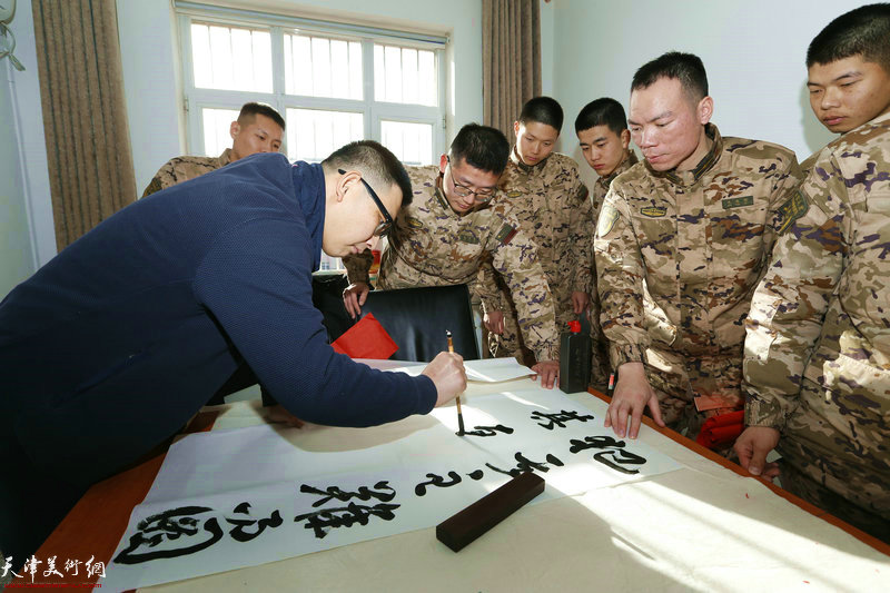 书法家张茂起为武警战士兵写书法