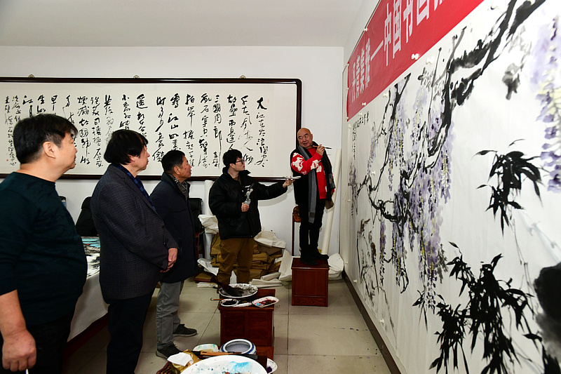 中国书画报艺友会走进芦新河，图为书画活动现场